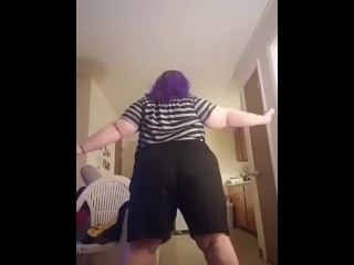 ТОЛСТУШКА С ФИОЛЕТОВЫМИ ВОЛОСАМИ ТРЯСЕТ
