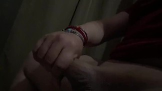 Очманн транссексуал с большими сиськами и большим членом мастурбирует в ванной