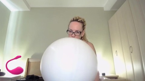 Gros ballon blanc souffle et éclate avec le cul (topless)