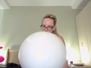 Gros Ballon Blanc Souffle et éclate Avec Le Cul (topless)