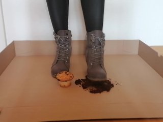 [custom clip] Lady Leyla crushing muffins 