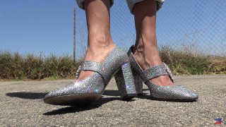 ¡Mira mi bling! Viva Athena mostrando sus zapatos nuevos