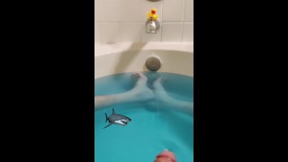 Hora do banho com o tubarão do papai