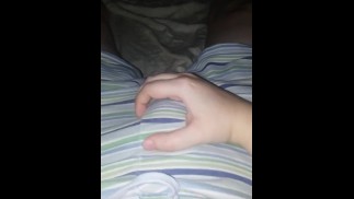 为爸爸呻吟，抽搐，肛门，穿着衣服抚摸他的屁股