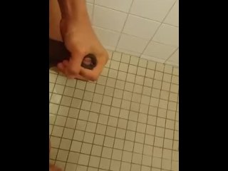 Groot Geschapen 17 Cm Tiener DomTop Komt Hard Klaar in Openbare Douche Na 1 Uur Edgen - ENORME Cumshot (trailer)