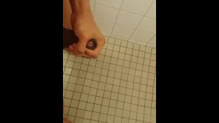 Colgado 17cm DomTop cumming duro en la ducha pública después de 1 hora de borde