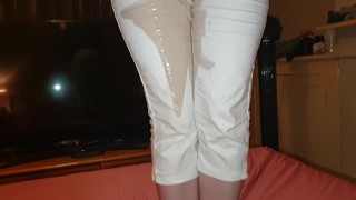 Totalmente meando mis apretados jeans blancos de pie en la cama!! ;)
