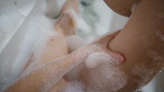 Preludium. Myję się w kąpieli z bąbelkami.