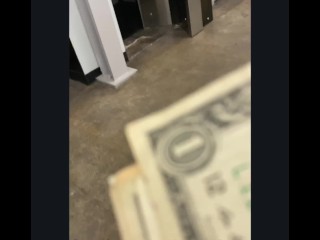 热妻在第二次荣耀洞访问之前和之后炫耀陌生人的中出