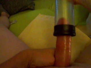 Mit der Penispumpe meinen Schwanz auf 20x6 gesaugt