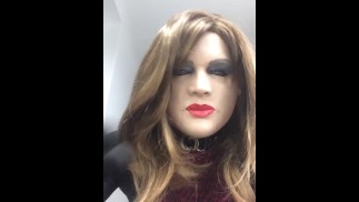 Linda die MILF (weibliche Maske, Trans, Crossdressing, Verwandlung, Beine, Strumpfhosen)