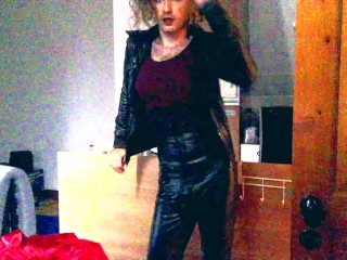 Курю в коже, несмотря на жару, поэтому я обрызгиваю себя водой