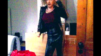 Курю в коже, несмотря на жару, поэтому я обрызгиваю себя водой