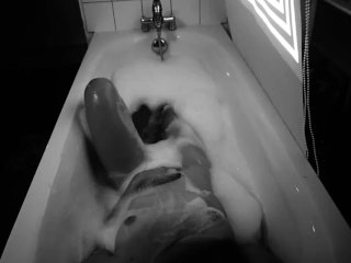 Ma belle sœur qui prend son bain tranquille !