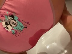 Детка писает в трусы и дрочит свою киску. - Screenshot 7 of 16 - Peeteen