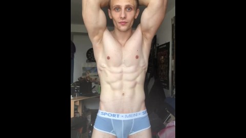 ハンサムな塊は彼のHotの筋肉をFlex