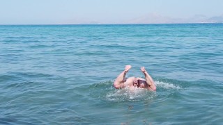 Wesoły, Pływak Na Plaży Dla Nudystów