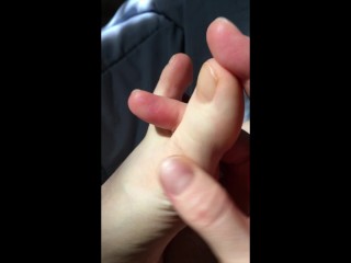 Garota Peluda Esfrega Os Dedos Dos Pés com Loção