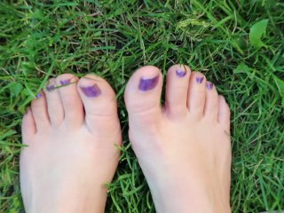 Naked toes in wet grass getting dirty