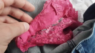 在她的床上发现了肮脏的内裤