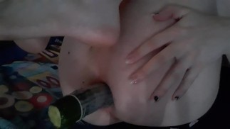 Фембой ублажает себя огурцом до зияния 