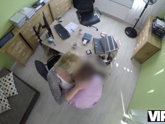 VIP4K. L'agent frappe la chatte serrée de  puis il approuve le prêt des filles