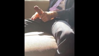 Деловая встреча - остановка в отеле. Прогулка в новом костюме. Рубашка и галстук сперма