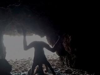 En La Playa, Dentro De La Cueva