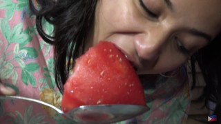 Das Köstliche Filipina-Babe Isst Wassermelone Mit Einem Riesigen Löffel
