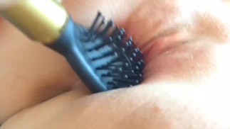 RICHIESTA DEL FAN: usare la spazzola per capelli nel modo SBAGLIATO/lato setola prima!