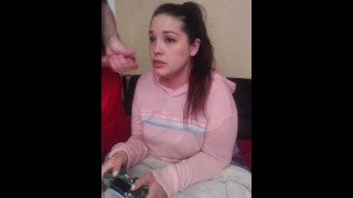 A Esposa Da Gamer Ignora O Pau E Continua Jogando Call Of Duty Depois De Conseguir Um Grande Tratamento Facial