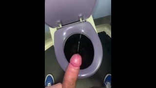 Masturbándose en los baños del tren