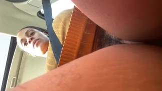 Алисия едет на машине без трусиков 