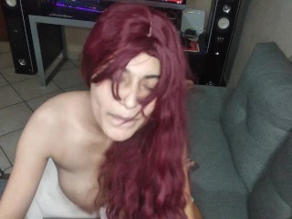 Novia cachonda se folla a su_novio mientras él_juega sus juegos