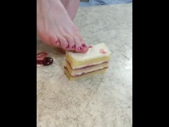 Cake crushing  - Screenshot 3 of 16 - Feet
