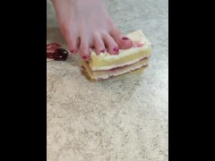 Cake crushing  - Screenshot 4 of 16 - Foot Fetish