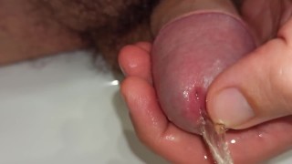 close-up pissen en spelen met urethra