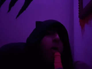 Щенок эмо играет со своей новой игрушкой~