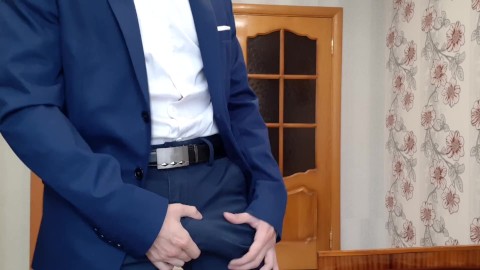 Russische kerel in een kantoorpak trekt een lul af