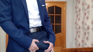 Un mec russe en costume de bureau branle une bite
