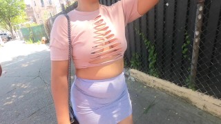 Esposa com pastos transparentes de camisa cortada e sem sutiã e saia em público