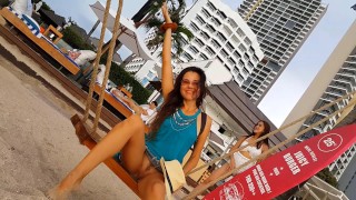 SEM CALCINHA na festa na praia # Piscando em público