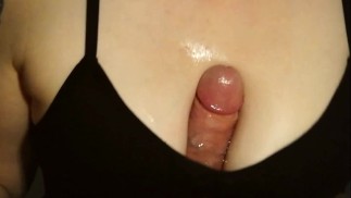 мастурбирует сиськи спортивным бюстгальтером и маслом