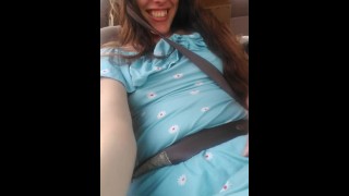 Pinkmoonlust tiene un paseo en coche! Público parpadeando en el asiento del pasajero! Coño peludo en bragas y vestido azul