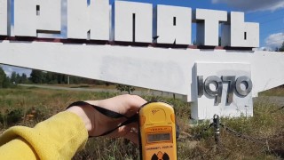 Brincando com minha buceta e seios em Chernobyl, onde há muita radiação