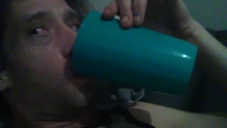 Жадно пробую золотую чашку моей свежей мочи