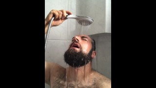 Urso peludo italiano com tesão quer foder no chuveiro