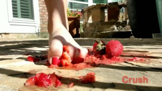 Сексуальная полуазиатка топчет фрукты ногами