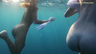特内里费岛的裸体女孩在水中玩耍