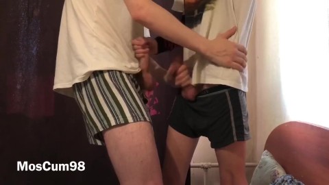 twee sexy jongens van 18 jaar oud rukken elkaar af